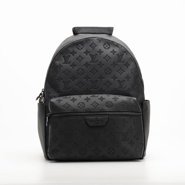 Louis Vuitton Lv 老花压纹男士双肩包 #原单品质 官网 P25000，全牛皮材质，耐磨耐造，包身硬挺不易变型，简约耐看的款式非常适合商务人士入手