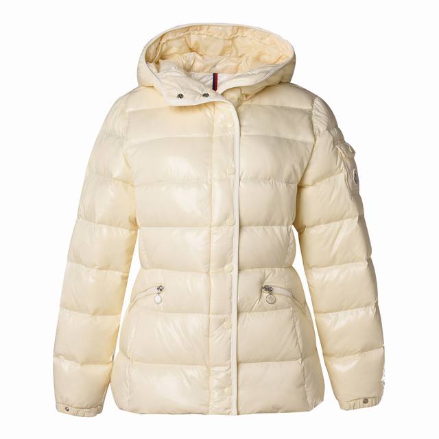 Moncler 蒙口 24Ss Barante 小蛮腰女士短款羽绒服 Barante 短款羽绒夹克兼具柔美气质与实用功能，为现代女性重新诠释70年代美学风格。