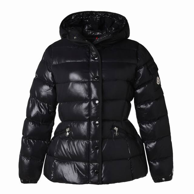 Moncler 蒙口 24Ss Barante 小蛮腰女士短款羽绒服 Barante 短款羽绒夹克兼具柔美气质与实用功能，为现代女性重新诠释70年代美学风格。