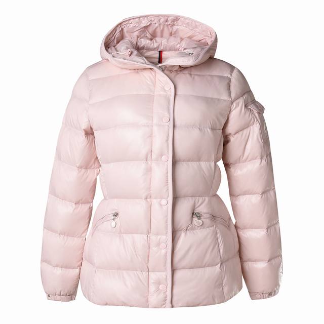 Moncler 蒙口 24Ss Barante 小蛮腰女士短款羽绒服 Barante 短款羽绒夹克兼具柔美气质与实用功能，为现代女性重新诠释70年代美学风格。