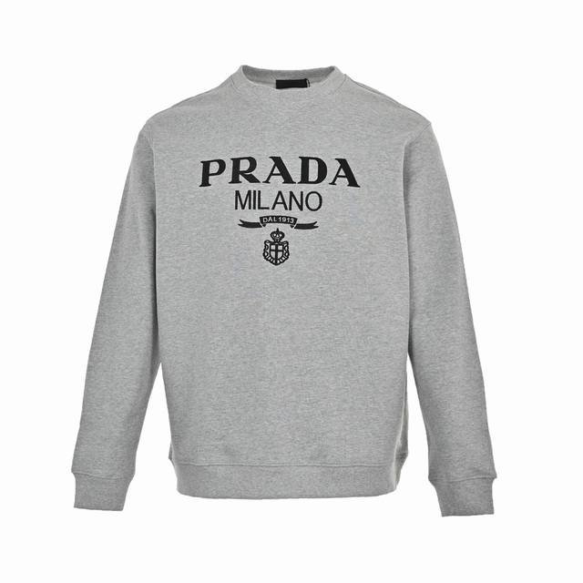 Prada 普拉达 23Fw 刺绣logo圆领卫衣 面料精选100%优质400G纯棉毛圈材质，柔软亲肤，颜色是最最经典的黑白设计，真的很耐看，胸前徽标logo刺