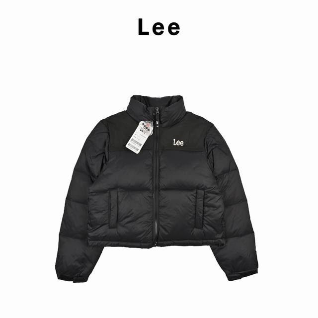 Lee 24Fw Lee字母刺绣短款羽绒服-奶茶 时尚邂逅温暖，立领设计，尽显优雅干练，精致字母刺绣，彰显品质与个性，拉链跟气眼以及松紧绳均有品牌logo，均是