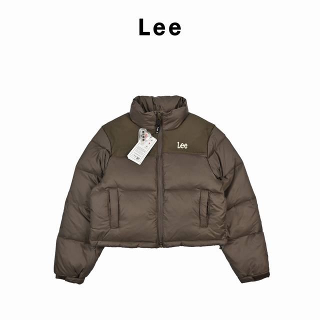 Lee 24Fw Lee字母刺绣短款羽绒服-奶茶 时尚邂逅温暖，立领设计，尽显优雅干练，精致字母刺绣，彰显品质与个性，拉链跟气眼以及松紧绳均有品牌logo，均是