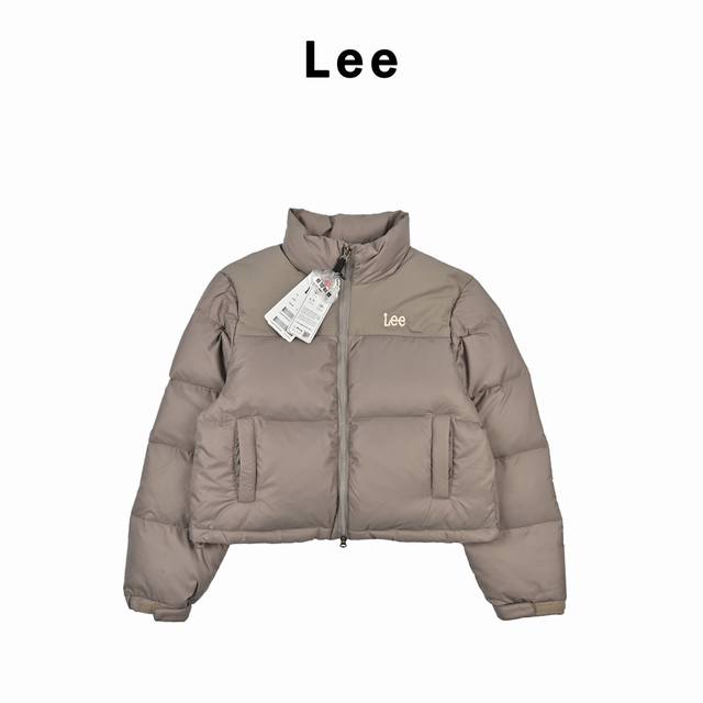 Lee 24Fw Lee字母刺绣短款羽绒服-奶茶 时尚邂逅温暖，立领设计，尽显优雅干练，精致字母刺绣，彰显品质与个性，拉链跟气眼以及松紧绳均有品牌logo，均是