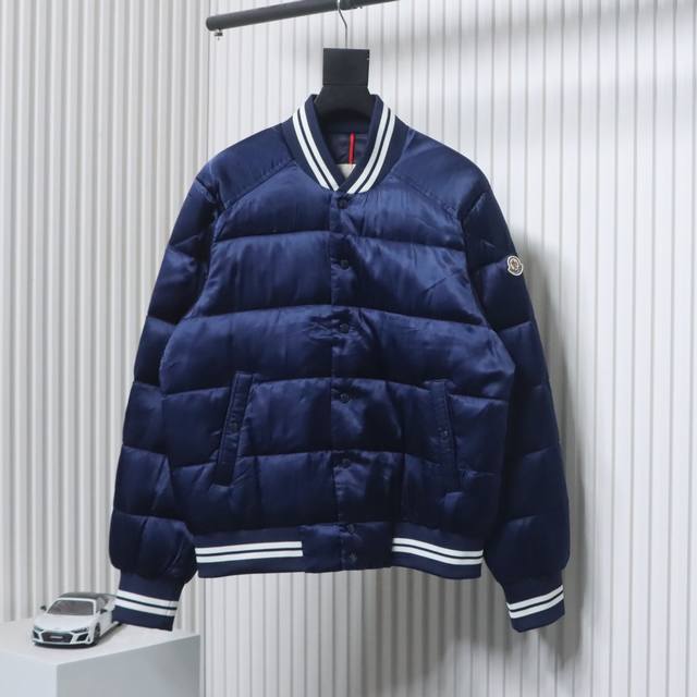 Moncler 蒙口 24Fw 后背logo飞行棒球服羽绒服外套 学院复古风棒球服夹克，时尚有型，缎面尼龙材质，经过多次褪色处理后没有普通绸缎的颜色光艳度，整体