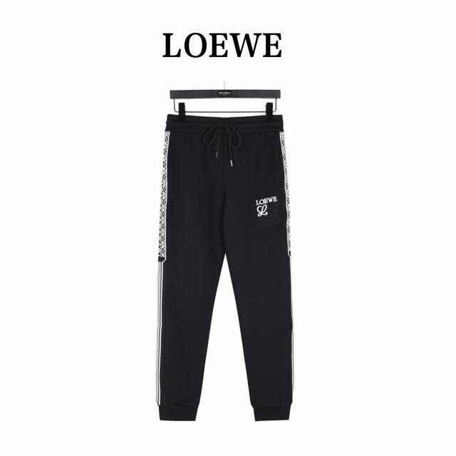 Loewe 罗意威 24Fw 拼色编花织带徽标刺绣卫裤 面料采用400G针织毛圈面料，订染颜色后整蚀毛处理，对照原版做丝滑超柔处理， 布面肌理股线清晰明显，垂感