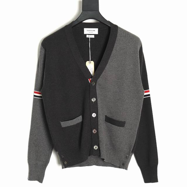 Thom Browne Tb 汤姆布朗 21Fw 双袖织带袖标开衫毛衣 本产品跟据原版采用100%长绒棉，使用四空工艺德国进口7.2超紧密度鼓波四平针法编制而成