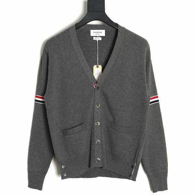 Thom Browne Tb 汤姆布朗 21Fw 双袖织带袖标开衫毛衣 本产品跟据原版采用100%长绒棉，使用四空工艺德国进口7.2超紧密度鼓波四平针法编制而成