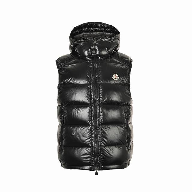 顶级版本 Moncler 蒙口 经典可拆卸连帽羽绒马甲 40款 Bormes羽绒马甲采用标志性闪亮漆面尼龙制成，经典长方格绗缝令其脱颖而出，漆面尼龙衬里填充95