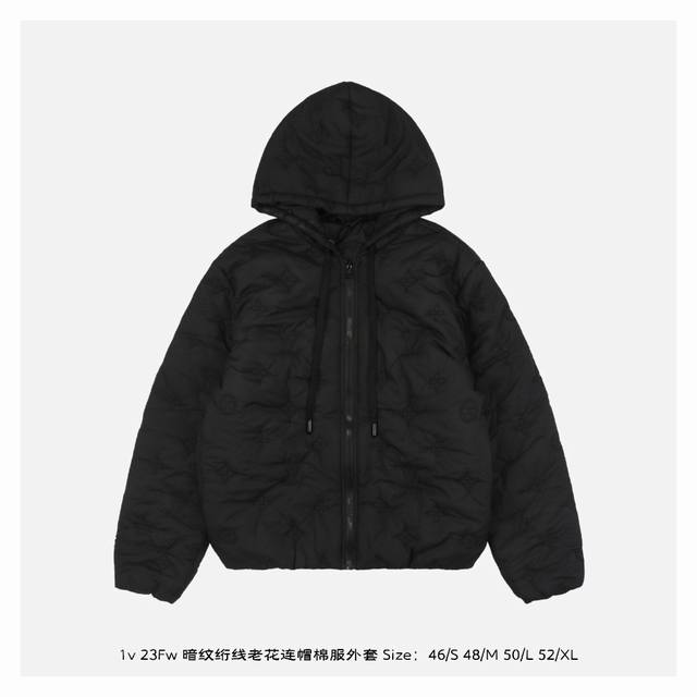 Lv 23Fw 暗纹绗线老花连帽棉服外套 定制100尼龙面料和里面，里布做了贴膜效果，上身轻便舒适，穿在身上有羽绒服的包裹感，膨胀感，保暖防风又潮流，全身log