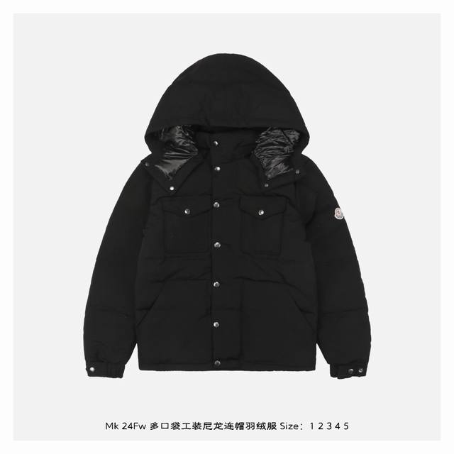 Moncler 蒙口 24Fw 多口袋工装尼龙连帽羽绒服 满满的高级观感，简单而不简约，无论是面料材质上还是整体轮廓，都兼备时尚造型感和良好的御寒功效，并带来舒