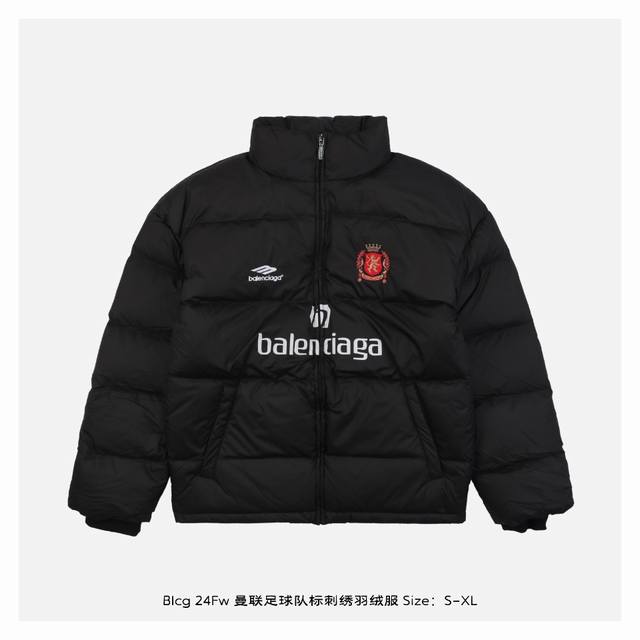 Balenciaga 巴黎世家 24Fw 曼联足球队标刺绣羽绒服 巴黎与曼联的联名设计，将时尚品牌与足球俱乐部相结合，创造出既具有巴黎世家独特风格又不失曼联足球