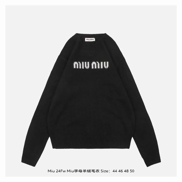 Miu Miu 24Fw Miu字母羊绒毛衣 采用了55%羊毛+20%羊绒+25%黏胶纤维，这样比例的纱线固然没有原版的贵，但是这种纱线，是纯羊毛价格的1.5倍