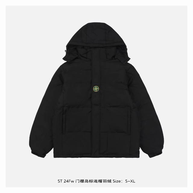 Stone Island 石头岛 24Fw 门襟岛标连帽羽绒 满满的高级观感，简单而不简约，无论是面料材质上还是整体轮廓，都兼备时尚造型感和良好的御寒功效，并带