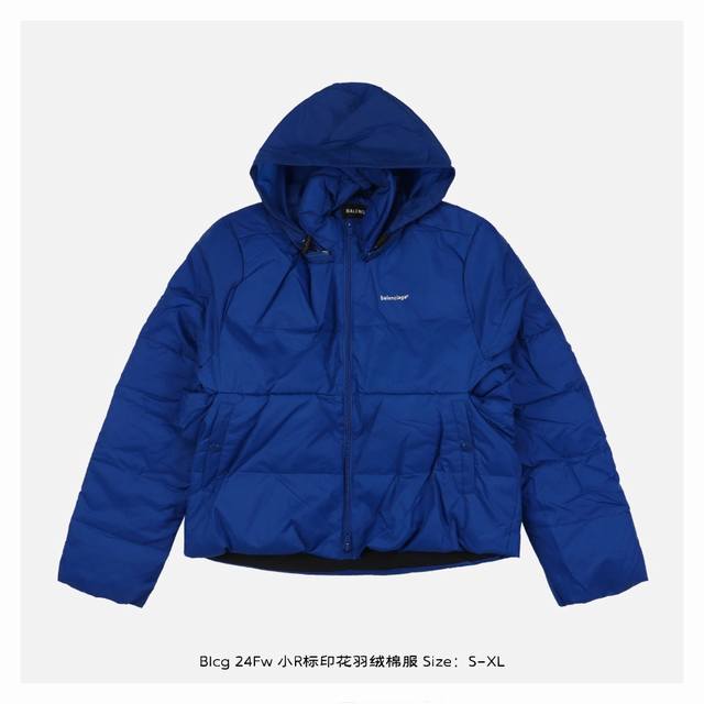 Balenciaga 巴黎世家 24Fw 小r标印花羽绒棉服 面料采用新型复合聚酯纤维防风尼龙复合面料，固色强，色泽度高，棉料密度高，但棉料整体轻盈，柔软，里料