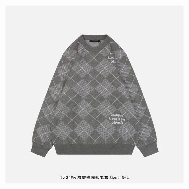 Lv 24Fw 灰菱格圆领毛衣 采用混纺材质面料，柔顺保暖，抗起球性能好，采用进口无缝电脑横机全卷边编织，单件机编时间超过90分钟，胚身+成衣两道洗水工艺，稳固