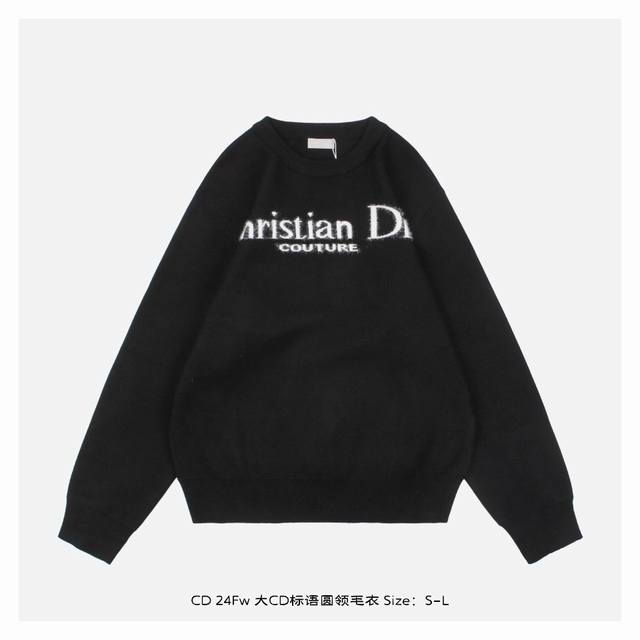 Dior 迪奥 24Fw 大cd标语圆领毛衣 采用混纺材质面料，柔顺保暖，抗起球性能好，采用进口无缝电脑横机全卷边编织，单件机编时间超过90分钟，胚身+成衣两道