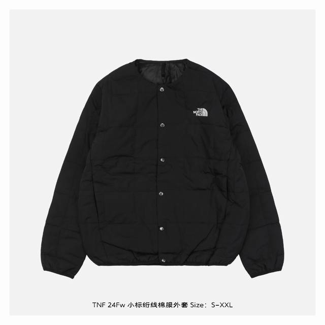 The North Face 北面 24Fw 小标绗线棉服外套 使用柔软轻便的v-Motion填充材料的开衫，前面中心的按扣可舒适佩戴，配有可安全保管随身物品的