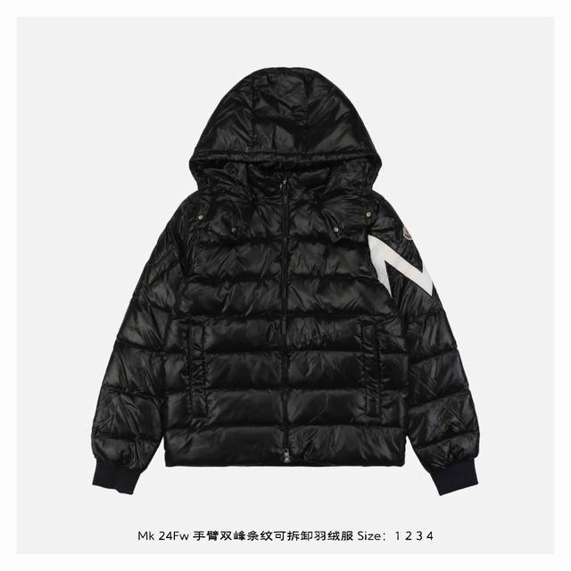 Moncler 蒙口 24Fw 手臂双峰条纹可拆卸羽绒服 满满的高级观感，简单而不简约，无论是面料材质上还是整体轮廓，都兼备时尚造型感和良好的御寒功效，并带来舒