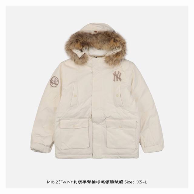 Mlb 23Fw Ny刺绣手臂袖标毛领羽绒服 多功能机能风 多口袋工装系列经典款，真毛毛领采用貉子毛，户外防寒可以抵御寒风，这款羽绒服运用了双层防绒内胆设计，防