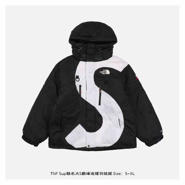 The North Face 北面 Sup联名大s巅峰连帽羽绒服 全幅对位拼接缝制工艺，常规的1.5倍白鸭绒填充，定制全套正确辅料，聚酰胺纤维成分分散性燃料印花