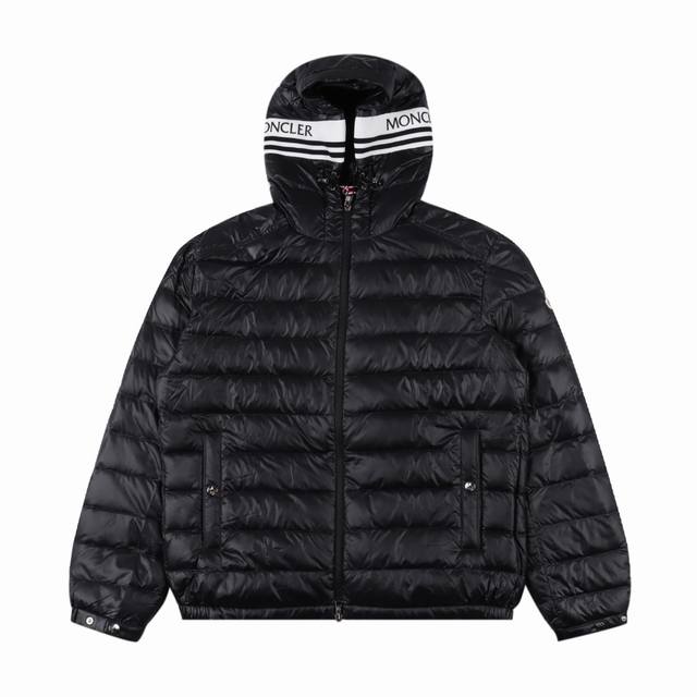 Moncler 蒙口mc Cornour系列 拼色连帽轻薄羽绒服 采用longue Saison尼龙制成，内里填充物 含绒量:90% 。定织针织面料拼接帽身，并