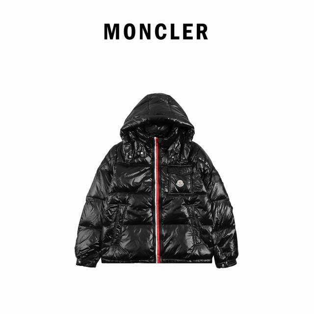 Moncler 蒙口 22Fw 玛雅口袋徽标彩带羽绒服 该款羽绒服采用标志性的闪亮漆面尼龙面料制成，双门襟设计可轻松调节款型，点缀标志性三色织带细节，可根据气候