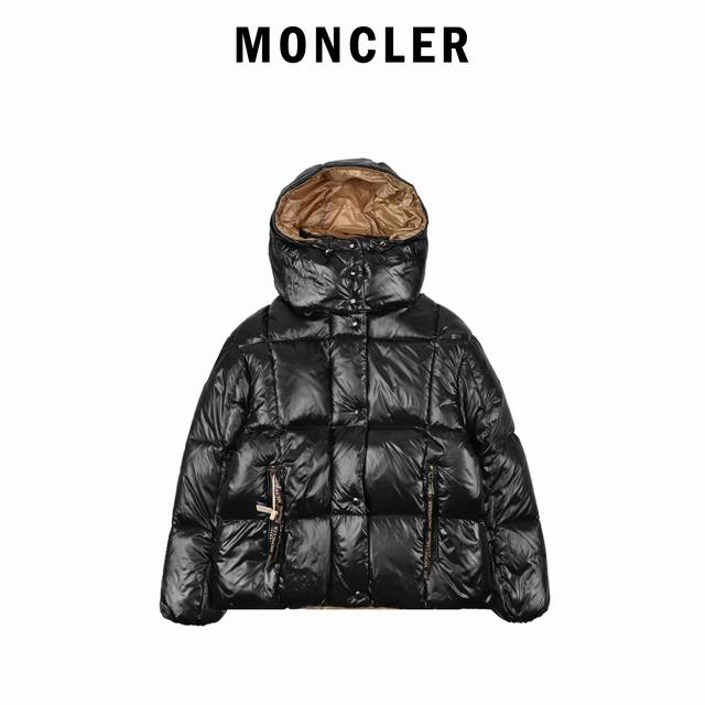 Moncler 蒙口 Liriope系列 纯色防水尼龙系列 斜拉链徽标logo连帽 漆面羽绒服 Moncler 于1952年在法国格勒诺布尔 Grenoble