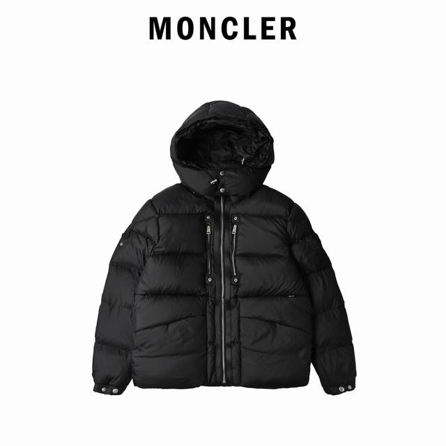 Moncler蒙口x1017Alyx9Sm联名系列双拉链白鹅绒连帽羽绒服 Williams兼具先进技术与手工质感的独特风格。将新颖结构与夺目金属融为一体，不断演