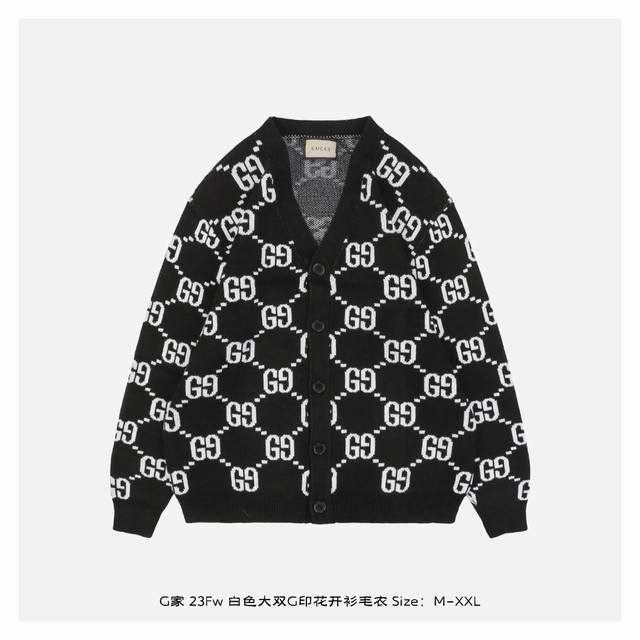 Gucci 古驰 23Fw 白色大双g印花开衫毛衣 采用混纺材质面料，柔顺保暖，抗起球性能好，采用进口无缝电脑横机全卷边编织，单件机编时间超过90分钟，胚身+成