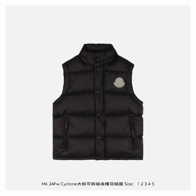 Moncler 蒙口 24Fw Cyclone大标可拆袖连帽羽绒服 该款羽绒服采用标志性的尼龙面料制成，25D480T尼龙防风防雨面料，拆袖设计可轻松调节款型，