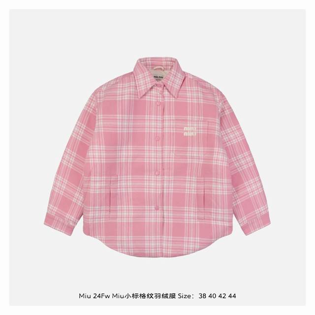 Miu Miu 24Fw Miu小标格纹羽绒服 看似简单的logo绣花其实非常复杂，市场logo都是采用激光烧花，但是棉和羊毛的成分边缘会烧黄，正品是开模切出形