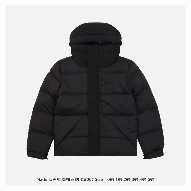 Madeira黑标连帽羽绒服#067 是功能性衣橱的常备单品，采用longue Saison尼龙制成，提供出色温暖感且轻盈舒适，连帽立领羽绒服，防风防雨面料，软