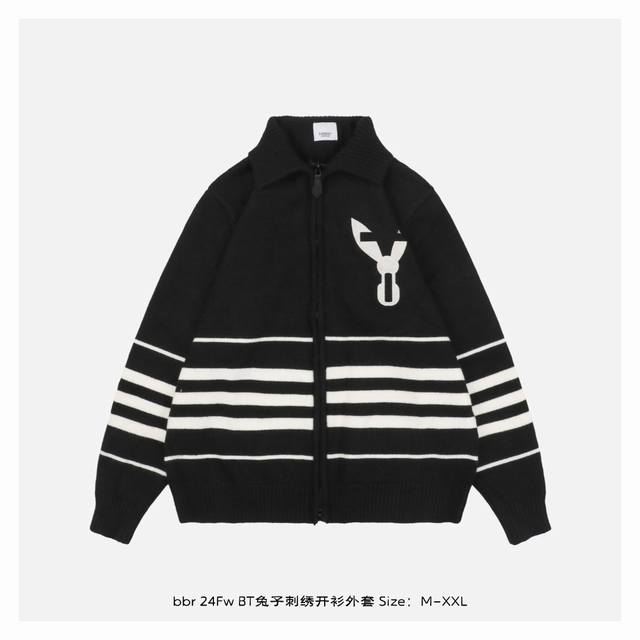 Burberry 博柏利 24Fw Bt兔子刺绣开衫外套 采用混纺材质面料，柔顺保暖，抗起球性能好，采用进口无缝电脑横机全卷边编织，单件机编时间超过90分钟，胚