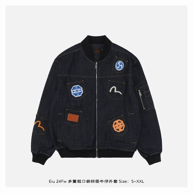 Evisu 福神 24Fw 多重假口袋标签牛仔外套 这款牛仔外套设计独特，采用飞行员外套的设计，配上多口袋设计，各口袋上饰有不同的商标印花和刺绣，包括海鸥，家花