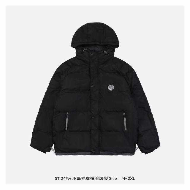 Stone Island 石头岛 24Fw 小岛标连帽羽绒服 满满的高级观感，简单而不简约，无论是面料材质上还是整体轮廓，都兼备时尚造型感和良好的御寒功效，并带