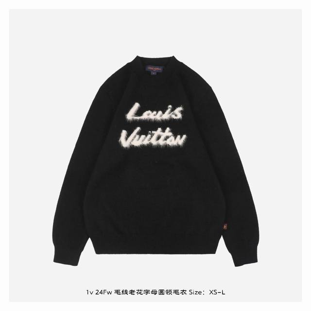 Lv 24Fw 毛线老花字母圆领毛衣 采用混纺材质面料，柔顺保暖，抗起球性能好，采用进口无缝电脑横机全卷边编织，单件机编时间超过90分钟，胚身+成衣两道洗水工艺