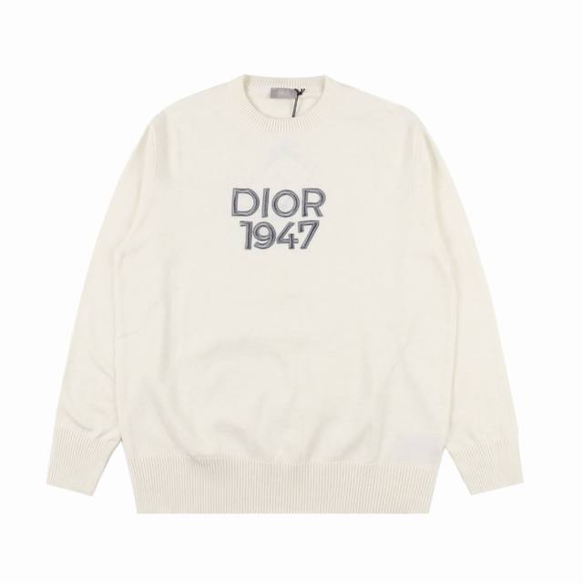 Dior 迪奥cd 24Fw 1947刺绣字母圆领毛衣 这款圆领毛衫是二零二四春季男装系列新品，胸前展示 Dior1947 标志刺绣，向 Dr 承传以及这一具有