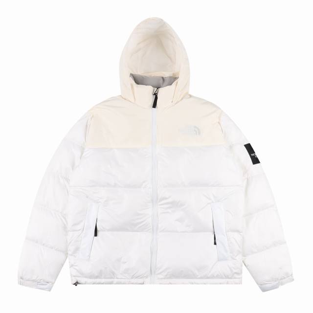 The North Face Tnf 北面 Novelty Nuptse 1996亮面袖标大格子羽绒服 刺绣采用进口田岛绣花 万针刺绣，采用进口7号针，日本女皇