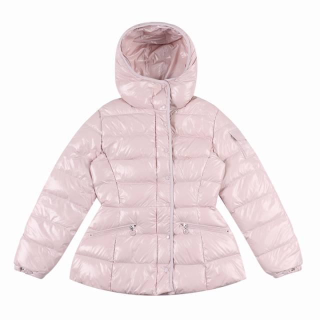 Moncler 蒙口2024早秋新品 Barante女士短款连帽羽绒收腰外套 巨显瘦收腰款羽绒服 采用尼龙油蜡皮微皱工艺 使整件衣服效果彰显高级感的同时又洋气好