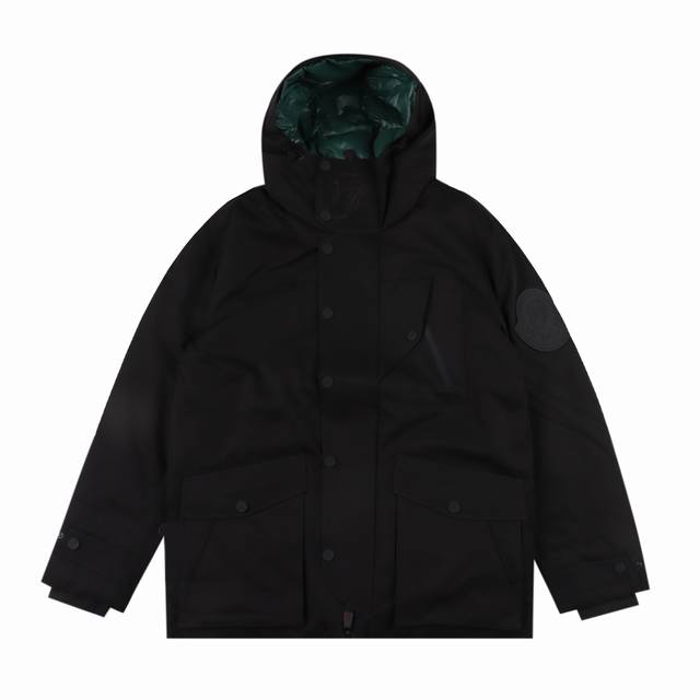 Moncler 蒙口 24Fw 滚石大舌头联名羽绒服 冬季必盘单品之一！所有面辅料都是1：1提供！A+级蒙口原版防水面料，所有锁扣都带有品牌logo，衣领处联名