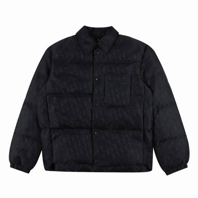 Dior迪奥24秋冬新款翻领羽绒服外套 这款外套饰以经典的oblique 印花，致敬dior承传。采用轻盈的黑色科技提花面料精心制作，背面点缀dior橡胶补丁，