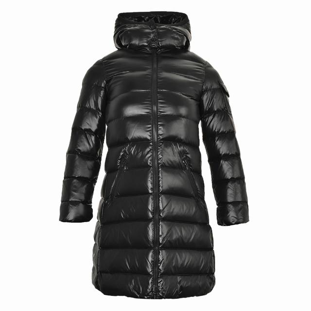 Moncler 蒙口 Moka 舒淇同款长款羽绒服 02款 Moka夹克重新诠释了moncler标志性的漆面尼龙面料，它别出新意的创作，从东方服饰中引入了裁剪和