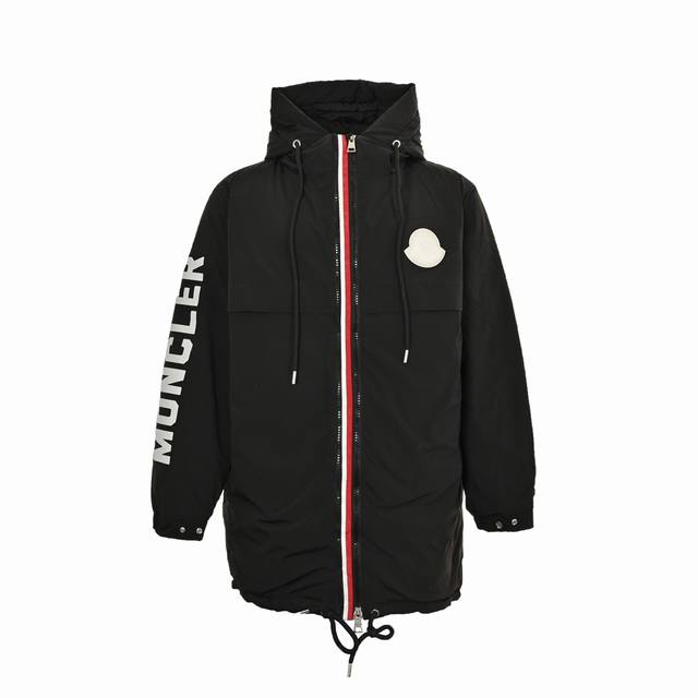 Moncler 蒙口 袖子logo字母长款羽绒服 彰显跨越时尚潮流的moncler美感，经典系列！，胸部饰以大标志。可调节袖口点缀徽标按扣，可调节下摆设有弹力拉