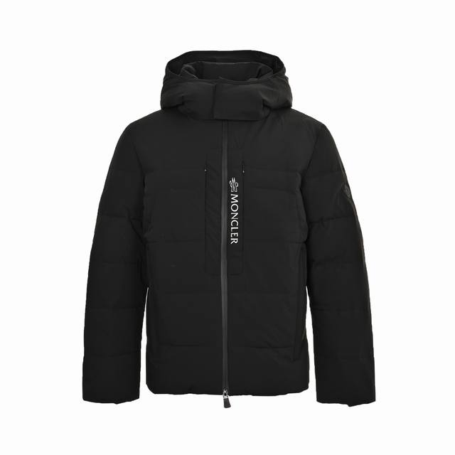 Moncler 蒙口 24Fw 黑标门襟反光logo连帽羽绒服 游离于经典和现代之间， Blavet羽绒夹克是功能性衣橱的常备单品， 以独特风范和实用性重新演绎