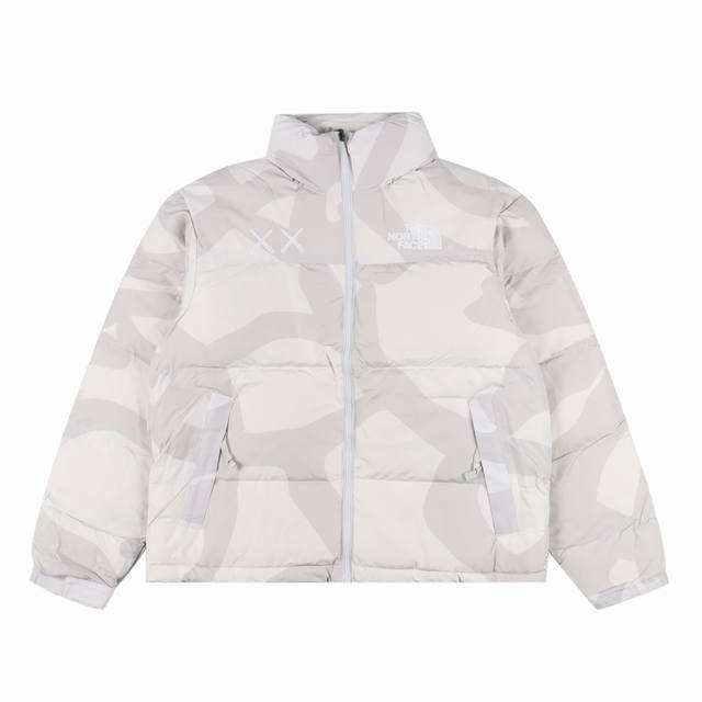 The North Face X Kaws 北面 联名款羽绒服 面料：采用正品面料供应商同厂产品，面料采用高强度斜纹复合面料，防泼水工艺设计，大身采用数码直喷印