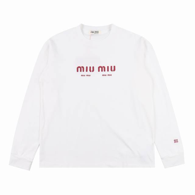 Miumiu 缪缪 24Fw 胸前logo刺绣图案长袖t恤 面料采用高克重300G重精梳棉，定制1:1螺纹， 面料舒适亲肤无异感，定制定染面料，纺织密度高，垂感