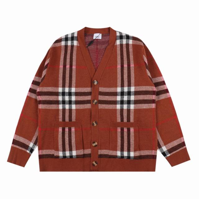 Burberry 巴宝莉 24Fw 经典格纹开衫毛衣 采用定制针织一体的条纹面料 在手感 透气 舒适 亲肤方面都达到非常高的标准 经典的条纹 男女同款秋冬必备