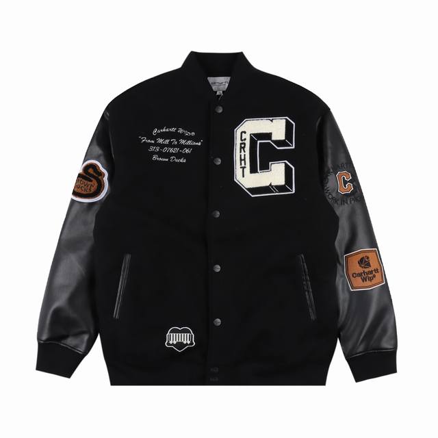 Carhartt 刺绣logo拼皮夹棉棒球服外套 面料采用锦纶消光斜纹布精心制作，搭配对比鲜明的老花monogram图案用人丝斜纹缎面里布采，突显廓形。胸前花卉