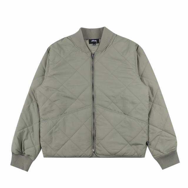 Stussy 斯图西 22Fw 黑8贴布刺绣绗棉棒球服外套 轮廓裁剪和舒适版型 全素面菱形格极简剪裁 暗藏实用的超大口袋 棒球服的设计适合与卫衣穿搭 打造出极具